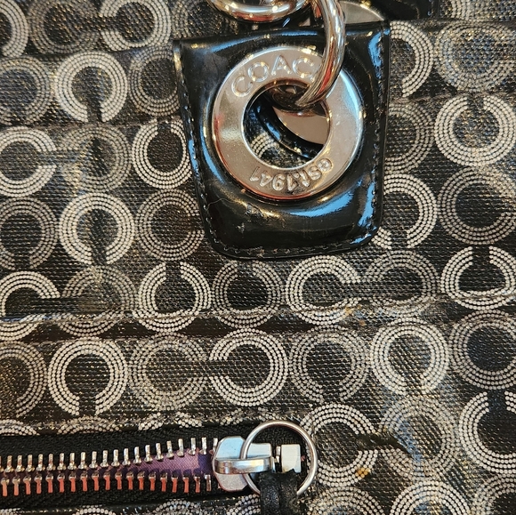 LIKE NEW XL COACH leather logo handbag full of pockets inside and out - Picture 4 of 7